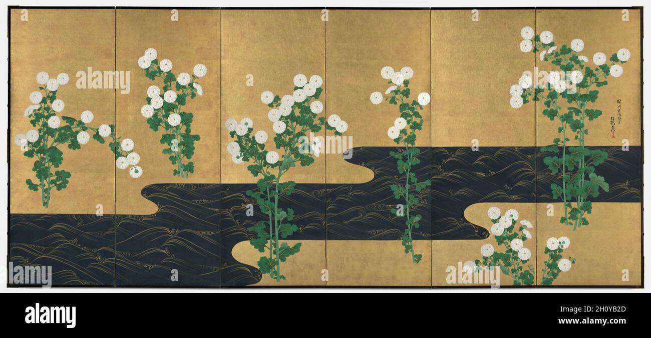 Chrysanthemen durch einen Strom, c. 1715-30 oder höher. Möglicherweise von Ogata Kōrin (japanisch, 1658-1716). Einer von zwei sechs-Panel-Faltschirmen; Tinte und Farbe auf vergoldetem Papier; Bild: 163.2 x 369.9 cm (64 1/4 x 145 5/8 Zoll). Diese Bildschirme erinnern an einen Malstil, der so eng mit Ogata K?rin (1658–1716) identifiziert wurde, dass er nach dem ideographen „Rin“ in seinem Namen Rinpa oder „Rin School“ genannt wird. Der stark stilisierte Hintergrund akzentuiert florale Gruppierungen, die so gepflegt wurden, dass sie wie die heute erhältlichen synthetischen Arrangements völlig künstlich wirken. K?rin Genie abgeleitet in großem Maß fr Stockfoto