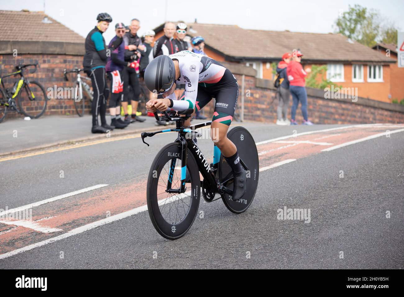 Femke Gerritse fährt für das Parkhotel Valkenburg und nimmt an der AJ Bell Women's Tour 2021 Teil. Das erste Zeitfahren in Atherstone. Stockfoto