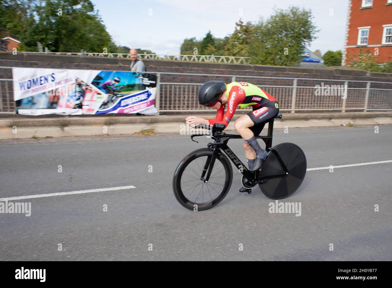 Becky Storrie fährt für CAMS-Basso Bikes, die an der AJ Bell Women's Tour 2021 teilnehmen. Das erste Zeitfahren in Atherstone. Stockfoto