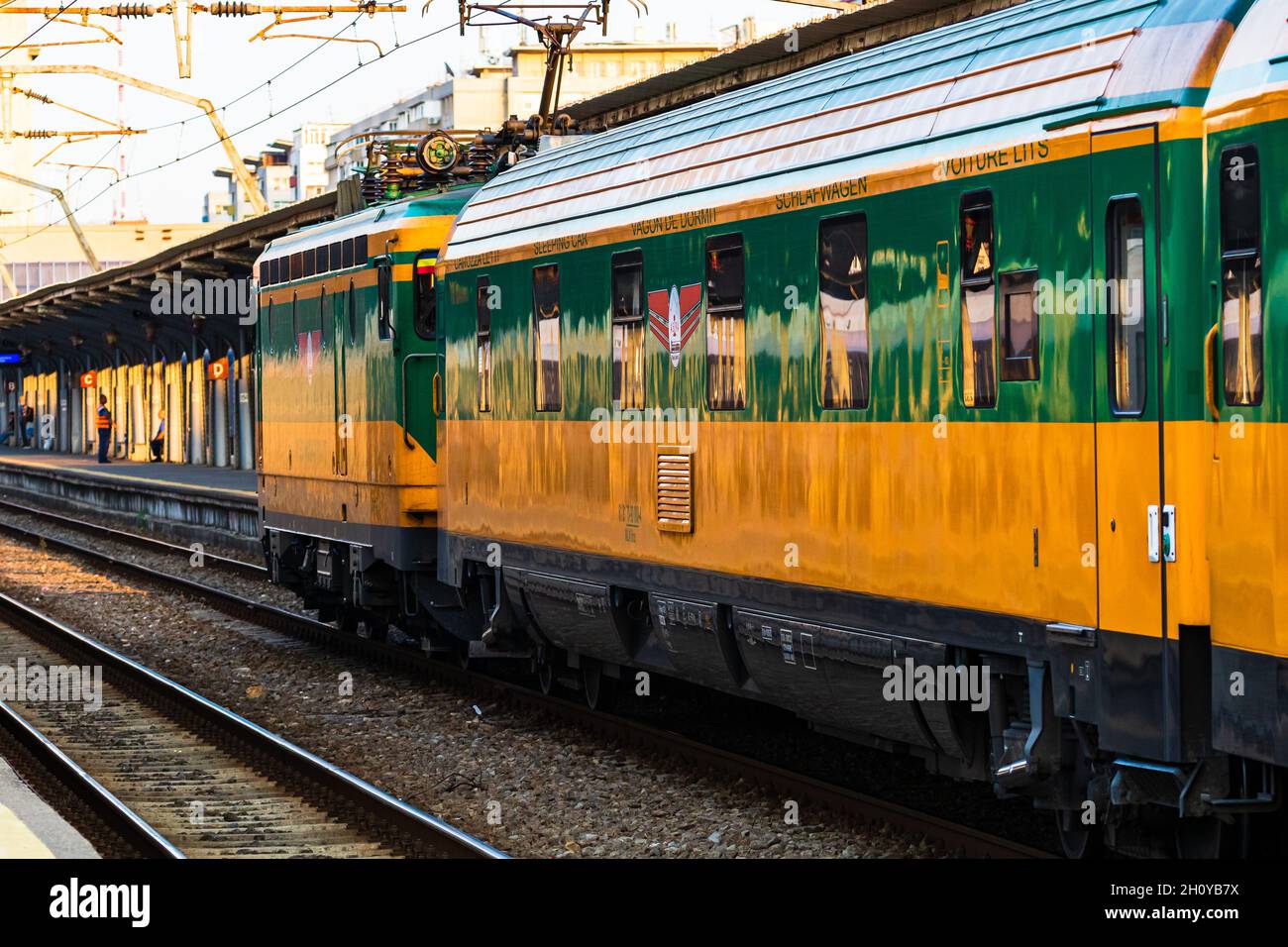 BUCHARE, RUMÄNIEN - 01. Sep 2021: Ein Zug auf dem Bahnsteig des Nordbahnhofs Gara de Nord in Bukarest, Rumänien Stockfoto