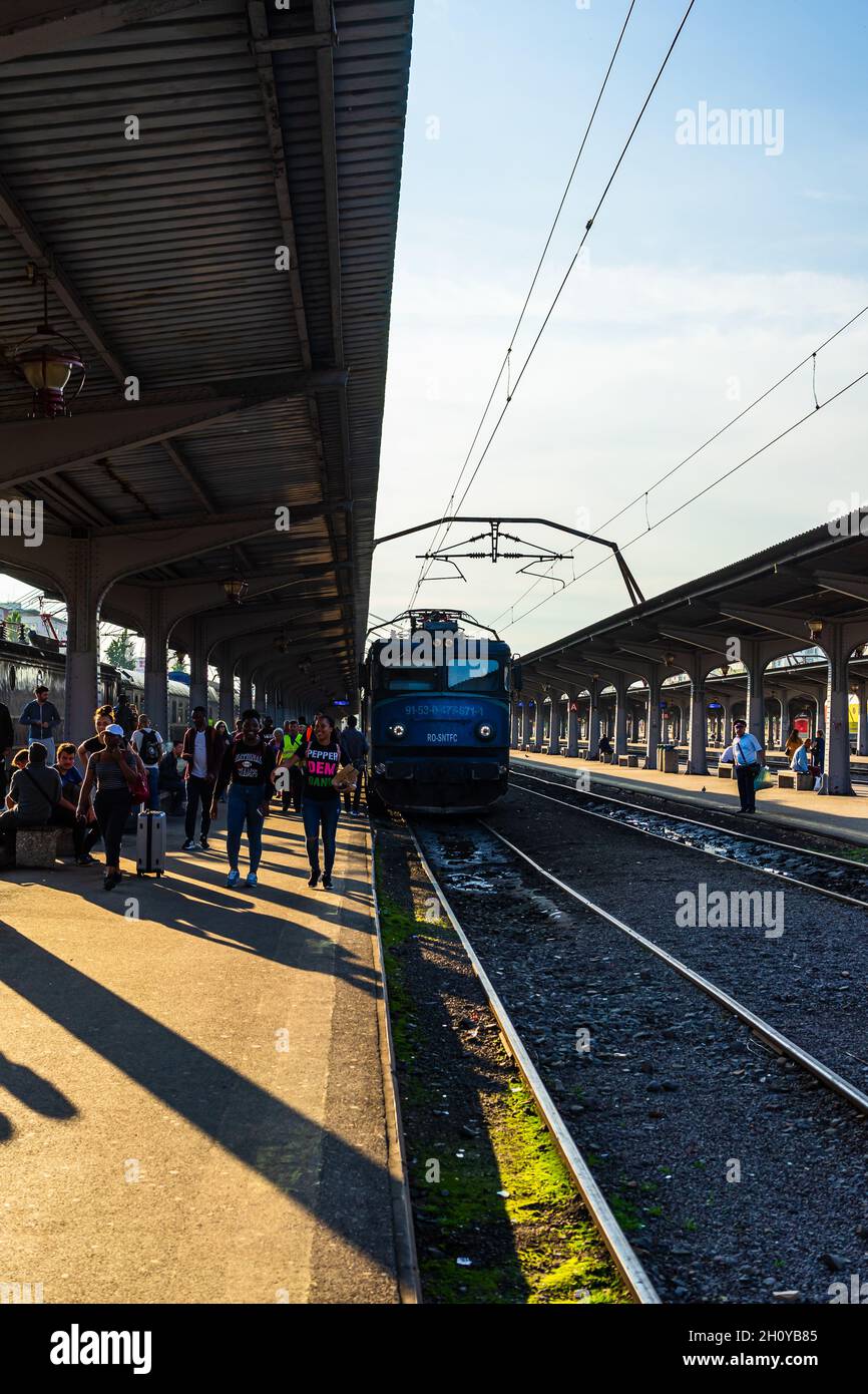 BUCHARE, RUMÄNIEN - 01. Sep 2021: Ein Zug auf dem Bahnsteig des Nordbahnhofs Gara de Nord in Bukarest, Rumänien Stockfoto