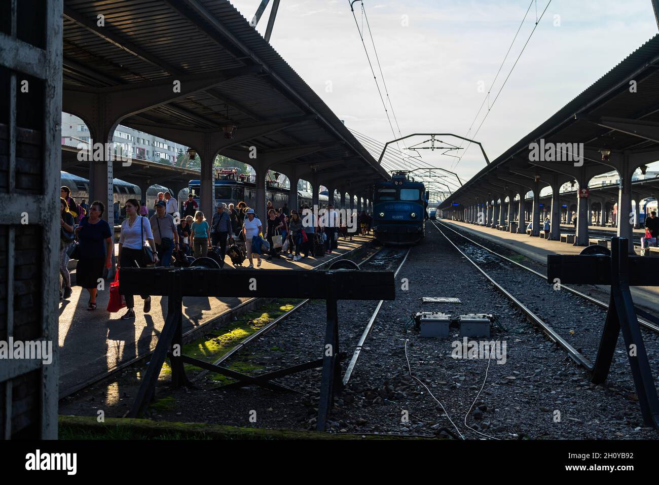 BUCHARE, RUMÄNIEN - 01. Sep 2021: Ein Zug auf dem Bahnsteig des Nordbahnhofs Gara de Nord in Bukarest, Rumänien Stockfoto