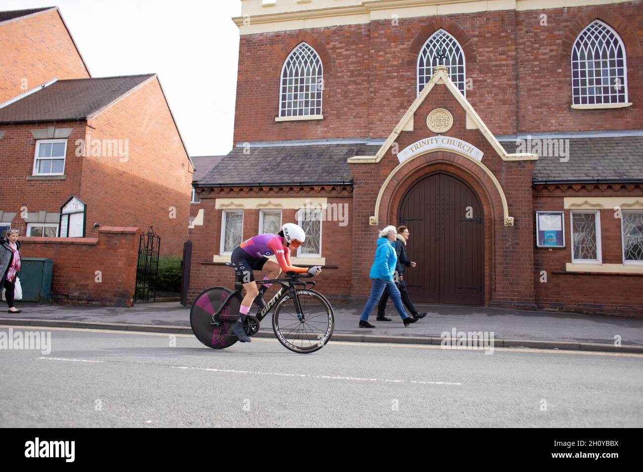 Connie Hayes fährt für AWOL O’Shea und nimmt an der AJ Bell Women's Tour 2021 Teil. Das erste Zeitfahren in Atherstone. Stockfoto