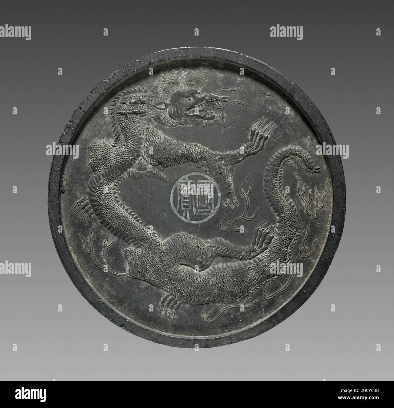 Tinte Kuchen mit Drachen in der Entlastung, 1621. China, Ming-Dynastie (1368-1644). Tinte Kuchen; Durchmesser: 15 cm (5 7/8 in.). Stockfoto