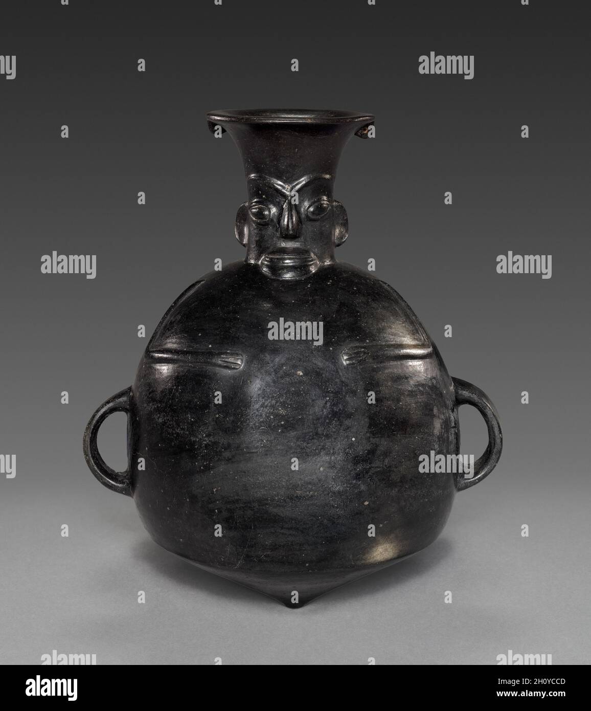 Hunchback Vessel (Aryballos), 1470-1521 (Thermolumineszenzdatum, 1315-1615). Zentrale Anden (Peru), Chimú-Inka-Stil, späte Horizont-Zeit. Keramik; insgesamt: 18.5 x 15.5 x 12.5 cm (7 5/16 x 6 1/8 x 4 15/16 Zoll). Dieses schöne Schiff, zusammen mit dem nahegelegenen Doppelkammerschiff, wurde an der Nordküste hergestellt, nachdem die Inka die Chimú in den 1460er Jahren erobert hatte. Unter der Inka-Regel wurden viele Aspekte der Chimú-Keramik-Technologie fortgesetzt, aber es wurden neue Formen und Themen eingeführt, wie die Aryballos, ein klassischer Inka-Gefäßtyp. Dieses Beispiel nimmt die Form eines Buckels an und kann sich auf den Inka-Prädilekt beziehen Stockfoto