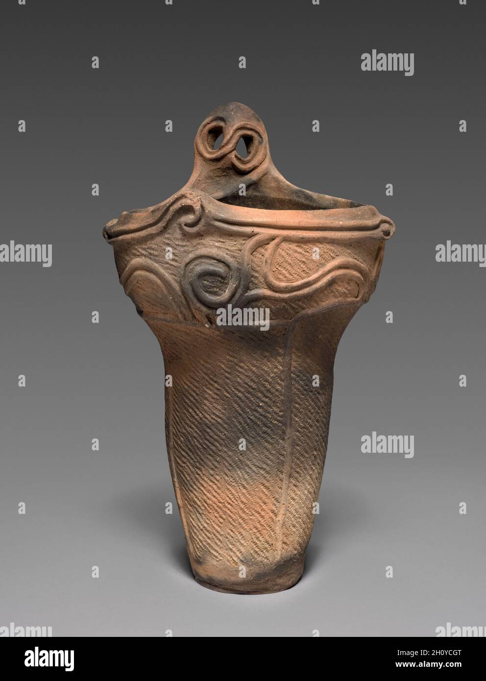 Kochgefäß, c. 2500 V. CHR. Japan, Jōmon-Zeit (c. 10,500-300 V. CHR.). Steingut mit aufgedruckten und aufgetragenen Motiven; Durchmesser: 26 cm (10 1/4 in.); Höhe: 45.7 cm (18 in.). Dieses asymmetrische Gefäß hat Designs, die durch Drücken von Schnur oder Seil auf den feuchten Ton und Zylinder aus Ton auf die Oberfläche aufgebracht gemacht werden. Aufgrund seiner Designs und Form wurde es wahrscheinlich in der nördlichen Kanto-Region hergestellt. Aus heute unbekannten Gründen haben verschiedene Regionen Signaturstile erstellt. Stockfoto