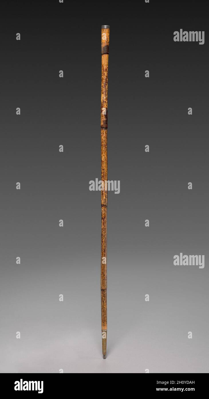 Spazierstock von Moses Seymour, 1774. Amerika, 18. Jahrhundert. Holz und Metall; insgesamt 96.8 cm (38 1/8 in.). Im Alter von fünfzehn Jahren saß Moses Seymour jr. Für ein Porträt, das sowohl den Sitter als auch implizit seinen Vater, den ehemaligen Major des Revolutionären Krieges aus Litchfield, Connecticut, ehrt, der dieses Werk in Auftrag gab. Wie so viele amerikanische Maler seiner Generation studierte Earl bei Benjamin West in London. Nach seiner Rückkehr übte er seinen Beruf in seinem Heimatgebiet Connecticut River Valley aus. Seymour's Buch und Stock deuten darauf hin, dass der junge Mann liest und in Harmonie zwischen den Schönheiten der Natur geht, Stockfoto