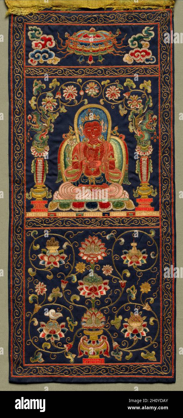 Thangka mit dem Siebten Bodhisattva, 1368–1424. China, Ming-Dynastie (1368-1644). Stickerei, Seide und Goldfaden auf seidenmattem Boden; insgesamt: 43.8 x 19.5 cm (17 1/4 x 7 11/16 Zoll); montiert: 56.8 x 31.8 cm (22 3/8 x 12 1/2 Zoll). Diese Stickerei ist in bemerkenswert makellosem Zustand und stammt aus einem verstreuten Set, das Bilder von Protektoren und Bodhisattvas enthielt. Die Stickereitechnik und der Bildstil sind chinesisch, aber das Thema und die Art des hingebungsvollen Hängens, genannt Thangka, sind mit dem tibetischen Buddhismus assoziiert. Historische Aufzeichnungen geben an, dass während der frühen Ming-Dynastie (1368–164 Stockfoto