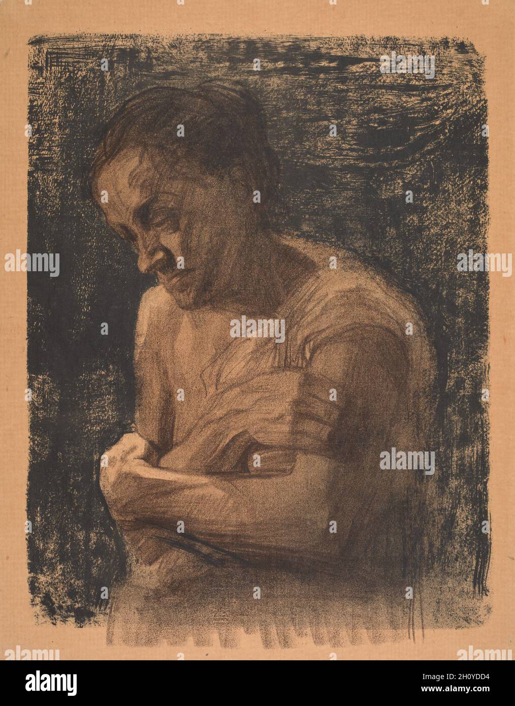 Frau mit gefalteten Armen, 1905. Käthe Kollwitz (Deutsch, 1867-1945). Lithographie; Diese Lithographie ist eine von mehreren Käthe Kollwitz, die aus Frauen der Arbeiterklasse gemacht wurde, als sie in einem armen Teil Berlins lebte. Sie zeichnete Körper und Gesicht mit einem Buntstift auf den lithographischen Stein und bedeckte den Hintergrund mit einem wachsartigen, unebenen Ton, der zur Isolation und Kälte beiträgt, die in der Haltung der Frau vermittelt wird. Obwohl Kollwitz formell keiner expressionistischen Gruppe beigetreten war, spiegelt ihre Arbeit stark ihre Richtlinie wider, Empathie und Emotion für soziale oder politische Auswirkungen zu verwenden. Sie betrachtete Drucke, mit ihren Stockfoto