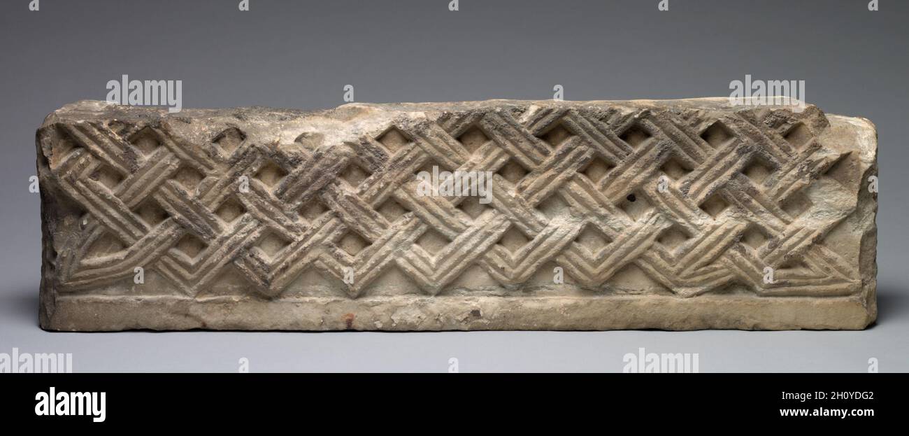 Fragment eines Panel, 700s-800s. Italien, Rom, Longobardic Stil, Migration, 8. bis 9. Jahrhundert. Marmor; gesamt: 97,5 x 25,7 cm (38 3/8 x 10 1/8 in.). Stockfoto