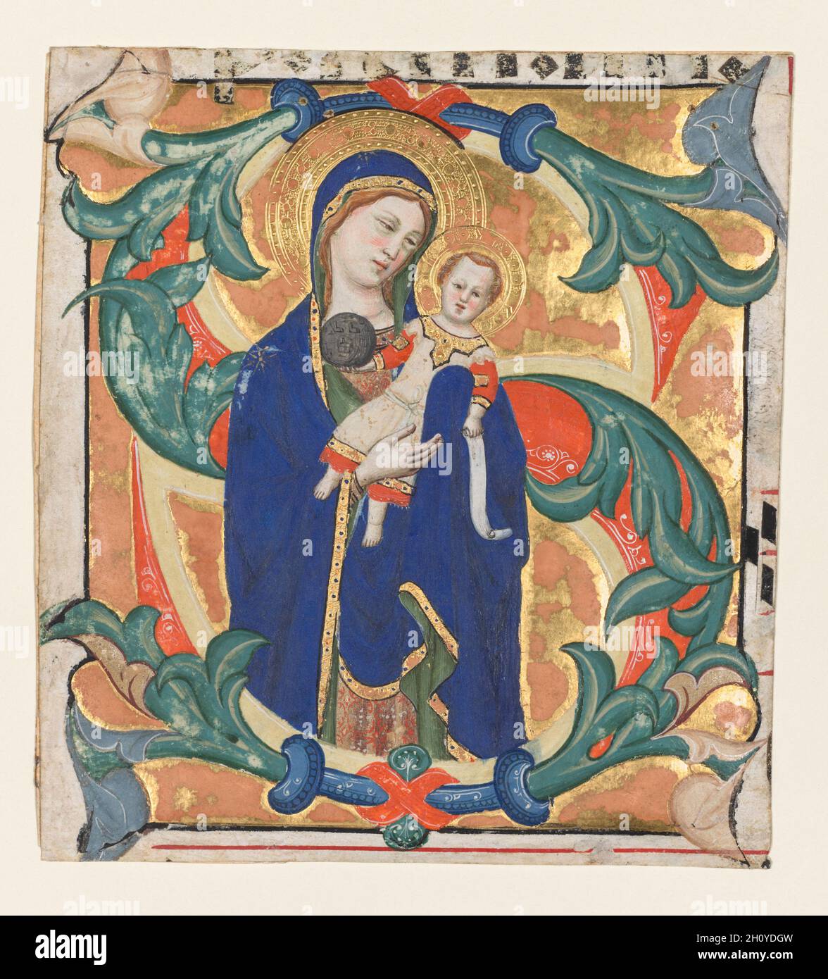 Initial S[alve sancta parens] aus einem allmählichen: Madonna und Kind, c. 1370-1374. Don Silvestro dei Gherarducci (Italienisch, 1339-1399). Tinte, Tempera und Gold auf Pergament; Blatt: 16 x 13 cm (6 5/16 x 5 1/8 Zoll). Zusammen mit mehreren anderen ausgestanzten Blättern und Miniaturen, die in verschiedenen Bibliotheken und Museen erhalten sind, war dieses verzierte Initial S Teil eines prächtigen Graduals, das im Skriptorium des Klosters Santa Maria degli Angeli in Florenz hergestellt wurde. Die Madonna mit dem Kind war ein Standardbild für die samstags-Votivmesse an die Jungfrau Maria. Diese Initiale führte ursprünglich den Text ein: Salve sancta pa Stockfoto