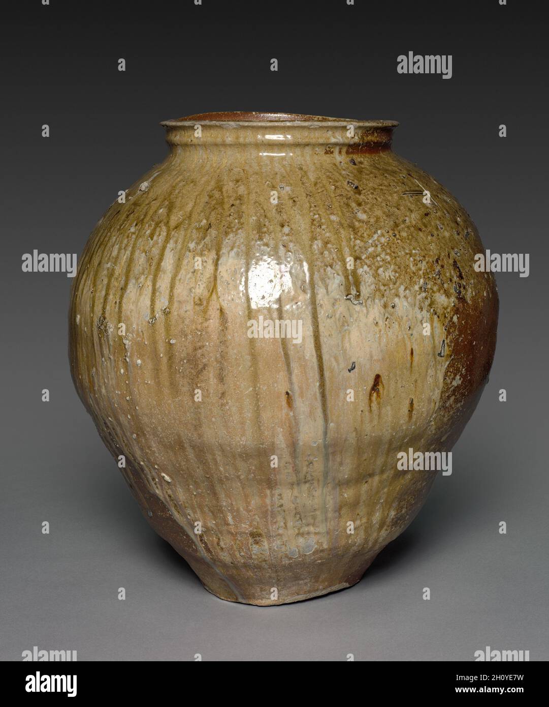 Lagerbehälter, 1400 Sek. Japan, Muromachi-Zeit (1392-1573). Steinzeug mit natürlicher Eschenglasur (Echizen-Ware); Durchmesser: 51 cm (20 1/16 in.); insgesamt: 55.7 cm (21 15/16 in.). Stockfoto