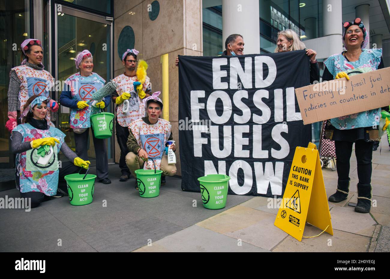 London, England, Großbritannien 15. Oktober 2021 Extinction Rebellion "Dirty Scrubbers" säubern die Außenwelt der Weltbank, um auf ihr Versagen beim Klimaschutz aufmerksam zu machen und den Ersatz des Bankpräsidenten David Malpass zu fordern.Quelle: Denise Laura Baker/Alamy Live News Stockfoto