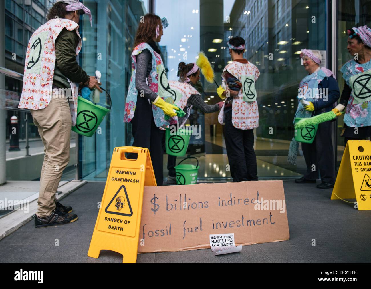 London, England, Großbritannien 15. Oktober 2021 Extinction Rebellion "Dirty Scrubbers" säubern die Außenwelt der Weltbank, um auf ihr Versagen beim Klimaschutz aufmerksam zu machen und den Ersatz des Bankpräsidenten David Malpass zu fordern.Quelle: Denise Laura Baker/Alamy Live News Stockfoto