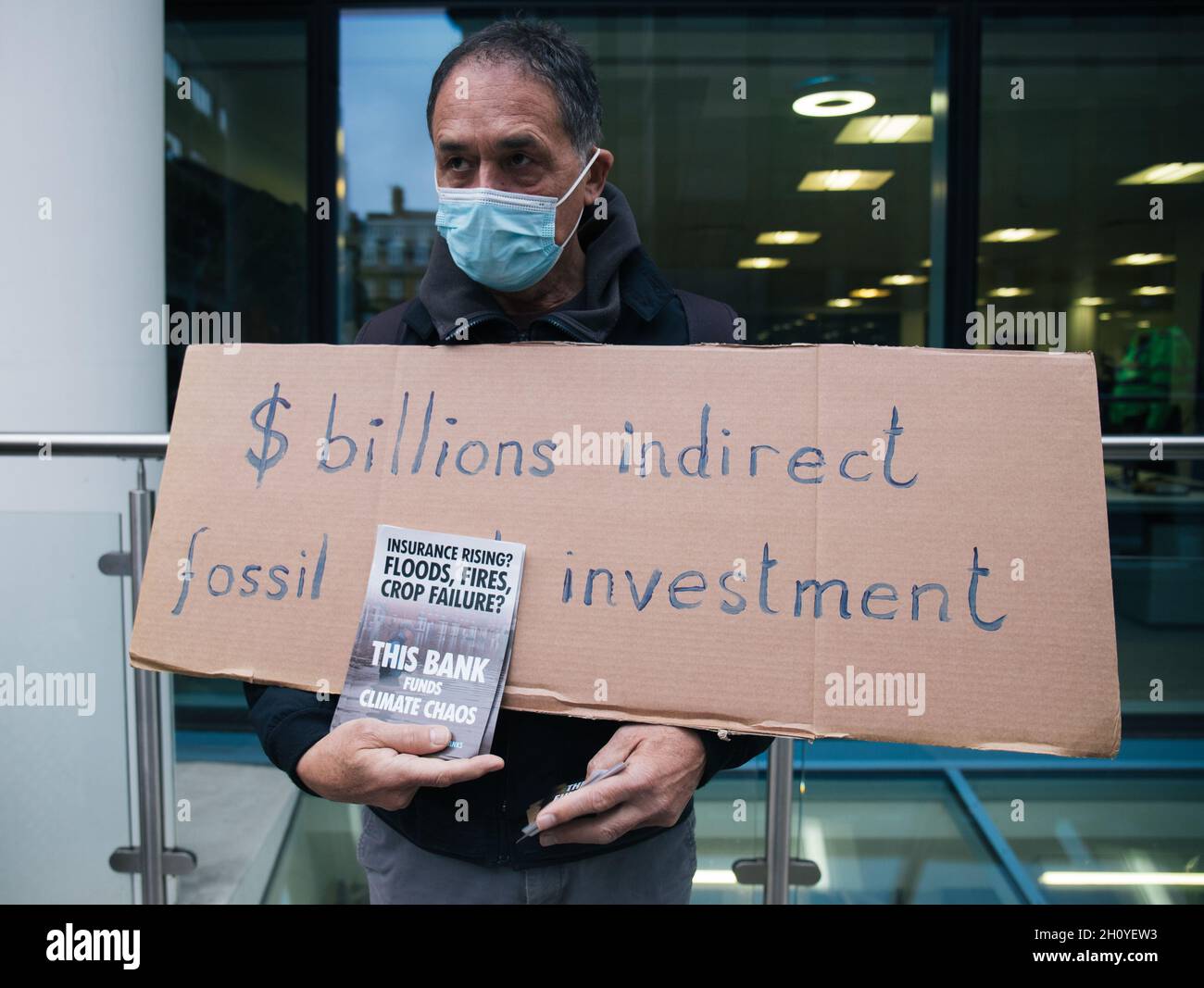London, England, Großbritannien 15. Oktober 2021 Extinction Rebellion "Dirty Scrubbers" säubern die Außenwelt der Weltbank, um auf ihr Versagen beim Klimaschutz aufmerksam zu machen und den Ersatz des Bankpräsidenten David Malpass zu fordern.Quelle: Denise Laura Baker/Alamy Live News Stockfoto
