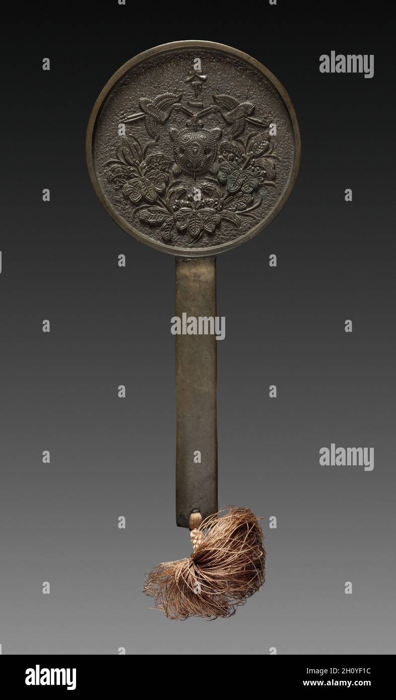 Spiegel, 1615-1868. Japan, Edo-Zeit (1615-1868). Bronze; Durchmesser: 9.3 cm (3 11/16 in.); Gesamt: 20.7 cm (8 1/8 in.). Stockfoto