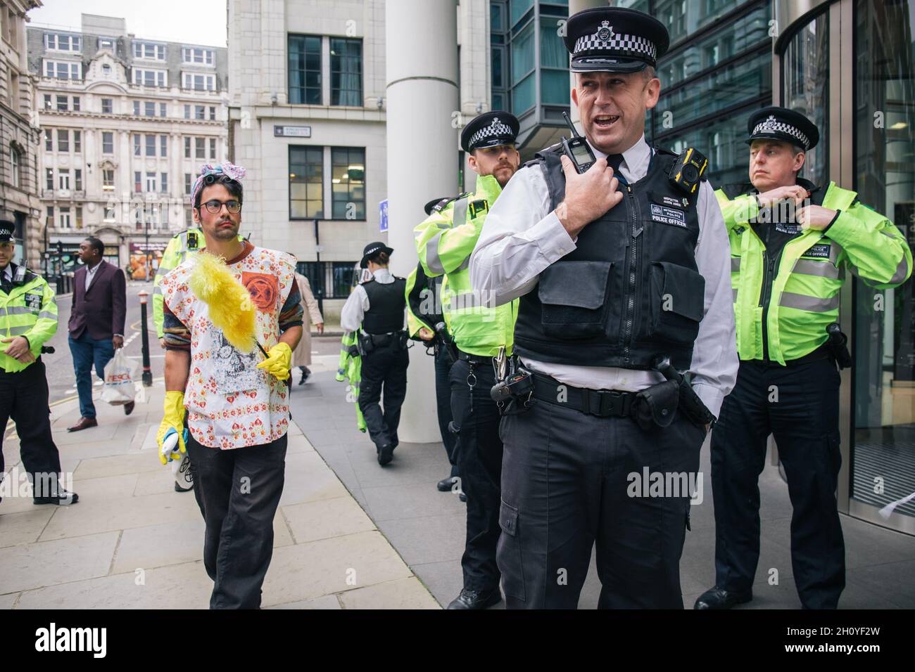 London, England, Großbritannien 15. Oktober 2021 Extinction Rebellion "Dirty Scrubbers" säubern die Außenwelt der Weltbank, um auf ihr Versagen beim Klimaschutz aufmerksam zu machen und den Ersatz des Bankpräsidenten David Malpass zu fordern.Quelle: Denise Laura Baker/Alamy Live News Stockfoto