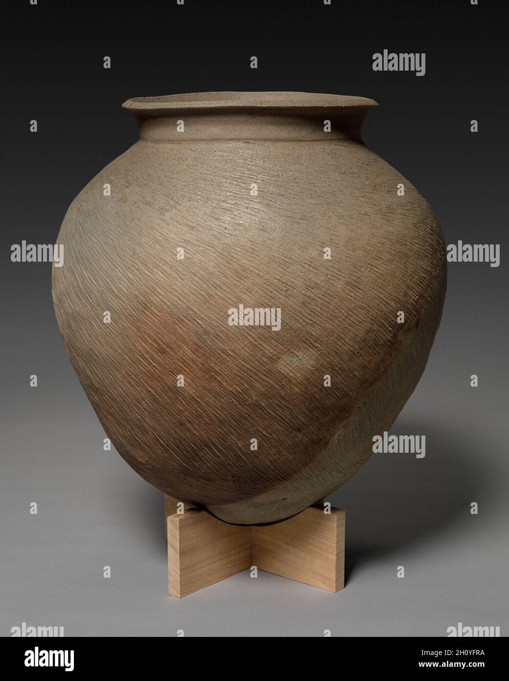 Weithalsglas, 1300er. Japan, Kamakura-Periode (1185-1333) bis Muromachi-Periode (1392-1573). Steinzeug mit eingeprägten und eingeschnittenen Verzierungen (Suzu-Ware); Durchmesser: 53 cm (20 7/8 in.); insgesamt: 56.5 cm (22 1/4 in.). Stockfoto Weithalsglas, 1300er. Japan, Kamakura-Periode (1185-1333) bis Muromachi-Periode (1392-1573). Steinzeug mit eingeprägten und eingeschnittenen Verzierungen (Suzu-Ware); Durchmesser: 53 cm (20 7/8 in.); insgesamt: 56.5 cm (22 1/4 in.). Stockfoto