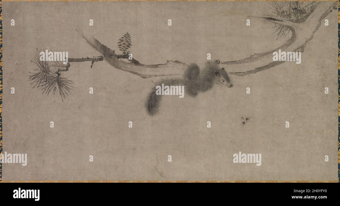 Eichhörnchen auf einem Kiefernzweig, 1500. Song Tian (Chinesisch, aktive 1300er). Hängende Schriftrolle, Tinte auf Papier; insgesamt 119.7 x 66.4 cm (47 1/8 x 26 1/8 Zoll). Dieses Gemälde fängt ein Eichhörnchen in Aktion, abgelenkt und verdreht seinen Kopf, während es klettert und auf einen kleinen Käfer rechts schaut. Der Maler verwendet gekonnt eine Kombination aus Tintenwäschen und feinen Pinselstrichen, um das Fell des Tieres zu simulieren. Nur drei einfache geschwungene Linien zeigen die Krallen des Eichhörnchens. Das Thema Eichhörnchen erschien in der chinesischen Malerei vor der späten Southern Song (1127–1279) und Yuan-Periode (1279–1368) nicht. Der Maler so Stockfoto