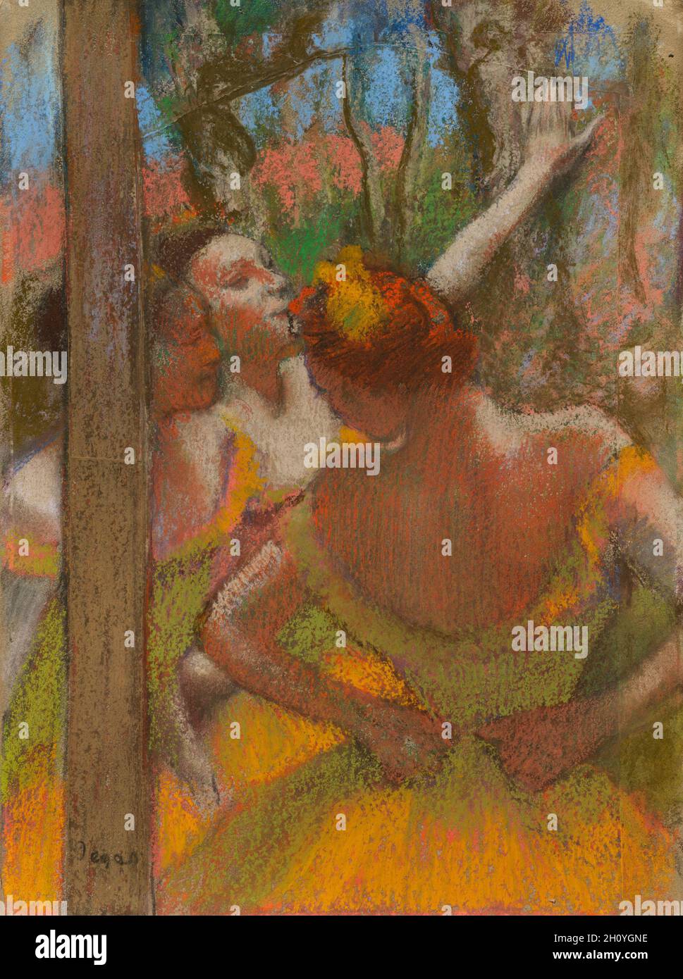 Tänzer, 1896. Edgar Degas (Französisch, 1834-1917). Pastell; Blatt: 55.2 x 41 cm (21 3/4 x 16 1/8 Zoll). Degas stellte das Ballett in mehr als 1,000 Gemälden, Drucken, Pastellfarben und Skulpturen dar. Er bevorzugte private, abseits der Bühne gelegene Momente gegenüber glamourösen Vorhangrufen oder kunstvoll konstruierten Kompositionen. Hier strecken sich drei Tänzer in den Flügeln zusammen, ohne sich der Präsenz des Betrachters bewusst zu sein. Pulverförmige Schichten aus gelben, orangen und rosa Pastelltönen schaffen eine raue Oberfläche, die für Degas’ spätes Werk im Medium charakteristisch ist. Er erfand spezielle Techniken, die es ihm ermöglichten, Schicht um Schicht Farbe mit variierendem de zu bauen Stockfoto