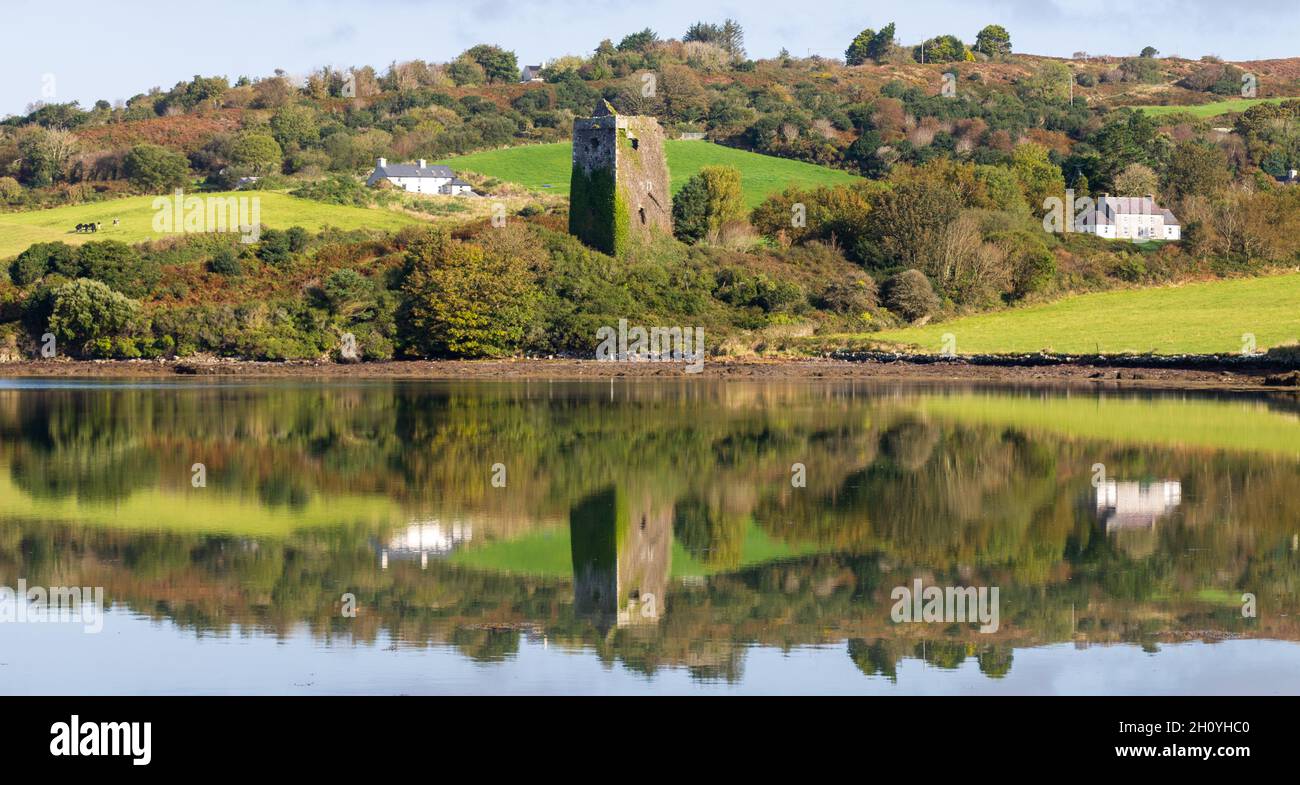 Raheen Castle oder Tower West Cork Ireland spiegeln sich in ruhigen Gezeitengewässern wider Stockfoto