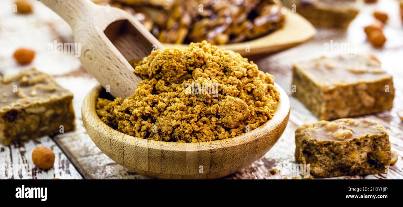 Peanut paçoca ist eine traditionelle brasilianische Süßspeise, die auf gemahlenen Erdnüssen, Maniokmehl und Zucker basiert. Stockfoto