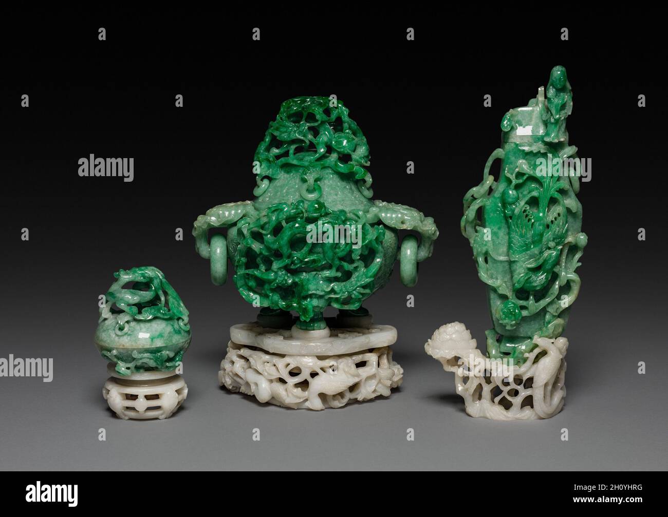 Dreiteilige Altargruppe, 1644-1911. China, Qing-Dynastie (1644-1911). Jade; mit Sockel: 24.2 cm (9 1/2 Zoll); Teil 1: 16.5 cm (6 1/2 Zoll); Teil 2: 19.4 cm (7 5/8 Zoll); Teil 3: 7 x 6.7 cm (2 3/4 x 2 5/8 Zoll); Teil 4: 10.8 cm (4 1/4 Zoll); Teil 5: 21.4 x 8 x 4.5 cm (8 7/16 x 3 1/8 x 1 3/4 Zoll). Stockfoto