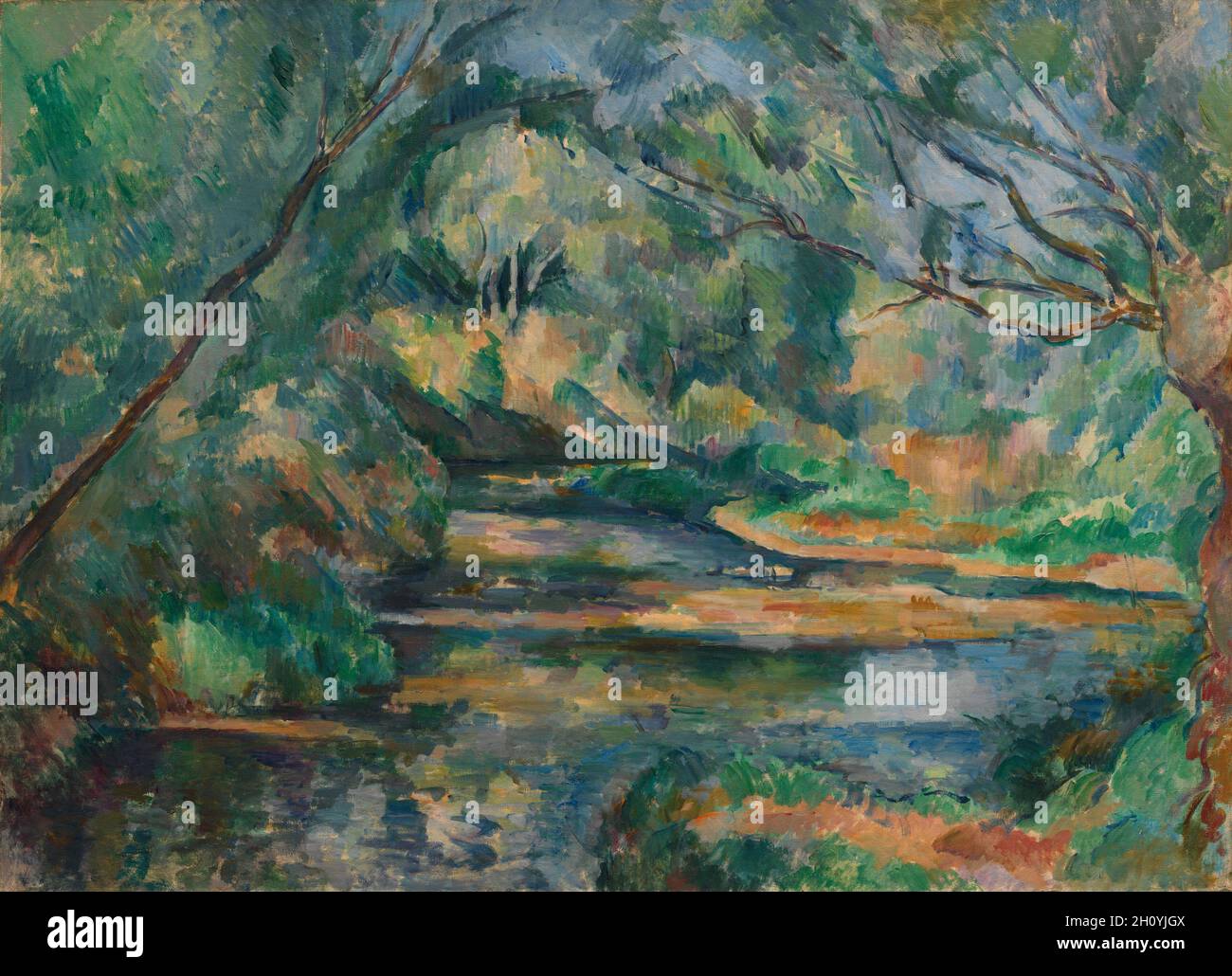 The Brook, c. 1895-1900. Paul Cézanne (Französisch, 1839-1906). Öl auf Stoff; gerahmt: 74.9 x 97.2 x 8.3 cm (29 1/2 x 38 1/4 x 3 1/4 Zoll); ungerahmt: 59.2 x 81 cm (23 5/16 x 31 7/8 Zoll). Dieses Gemälde zeigt das Tal des Flusses Arc, das südöstlich von Cézannes Haus in Aix-en-Provence verläuft. Organisierte Farb- und Pinselmuster deuten darauf hin, dass Cézanne daran interessiert war, seine visuellen Empfindungen durch gerichtete Pinselstriche und Muster warmer und kühler Farben zu strukturieren. Er schuf auch eine einheitlichere Komposition, indem er die Farbintensität durchgehend beibehielt, anstatt die Töne zu vermindern Stockfoto