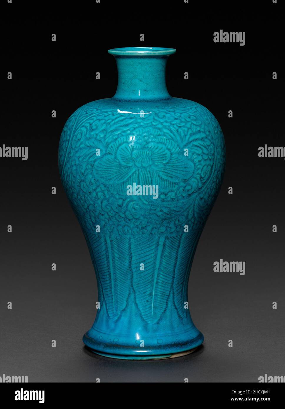 Vase mit Pfauenblauer Glasur, 1662-1722. China, Qing-Dynastie (1644-1911), Kangxi-Herrschaft (1661-1722). Porzellan; insgesamt: 42 cm (16 9/16 in.). Stockfoto