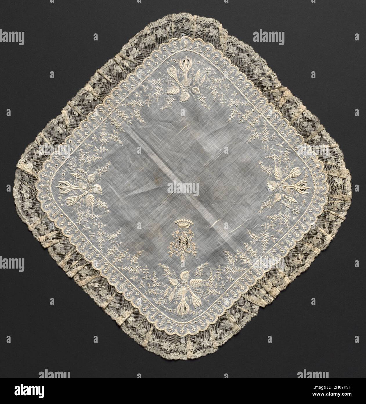 Taschentuch, 1800. Frankreich und Flandern, 19. Stickerei auf Leinen Boden; Spitzenbesatz; gesamt: 45,1 x 45,7 cm (17 3/4 x 18 in.). Stockfoto