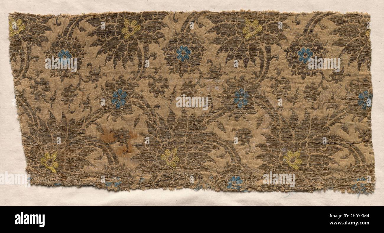 Silk Fragment, 1350–99. Italien, zweite Hälfte des 14. Jahrhunderts. Seide- und Goldfaden; Lampas-Gewebe; insgesamt: 20.3 x 40.6 cm (8 x 16 Zoll); montiert: 30.5 x 50.8 cm (12 x 20 Zoll). Dieses Fragment zeigt parallel wellige Reben mit großen Pfingstrosen mit gelben Zentren, kleineren Pfingstrosen mit blauen Zentren und Blütenhaufen. Stockfoto