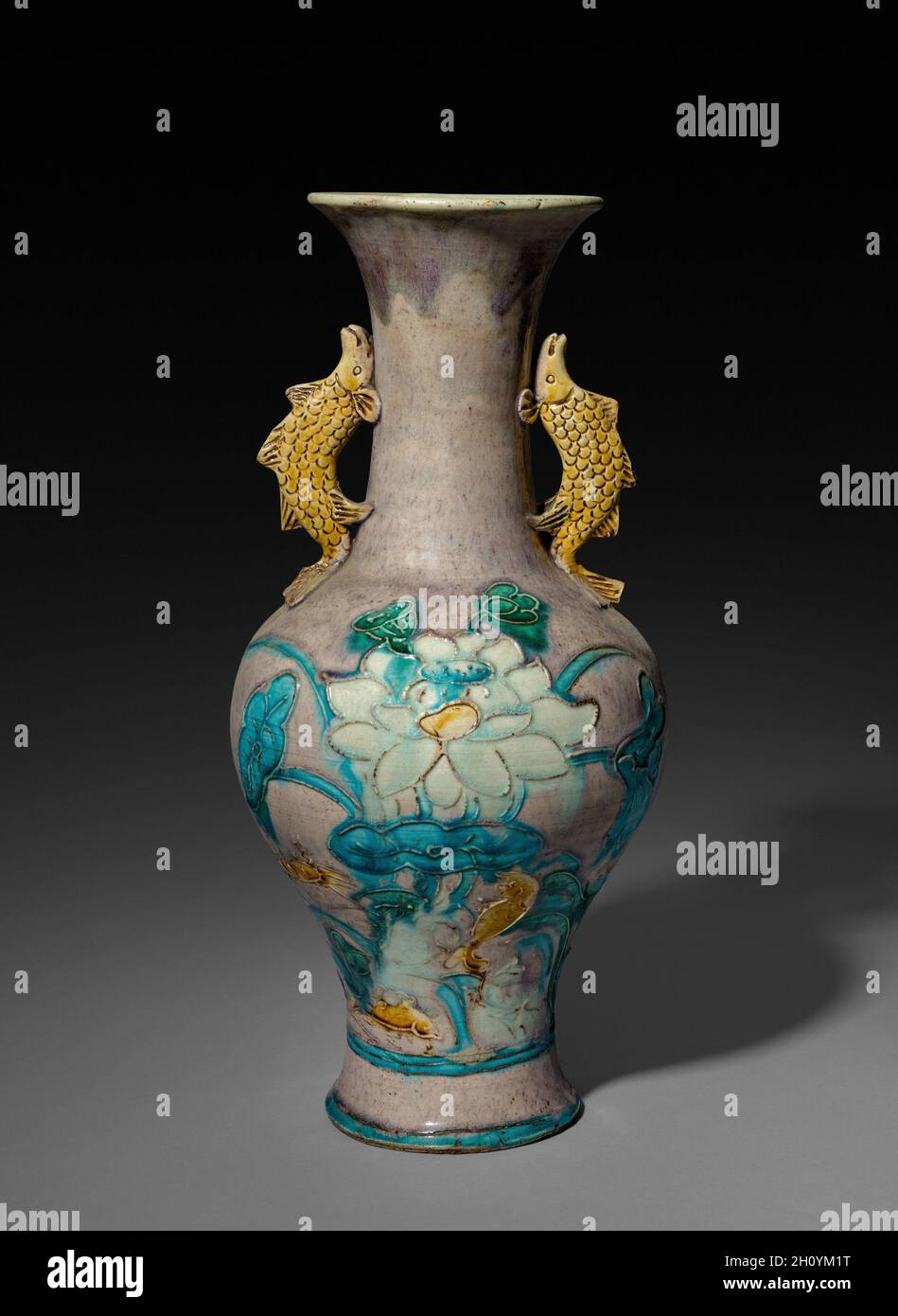 Vase Für Becher, 1368–1644. China, Provinz Shanxi, Ming-Dynastie (1368-1644). Porzellan, Fahua Ware; insgesamt 45.2 cm (17 13/16 in.). Stockfoto