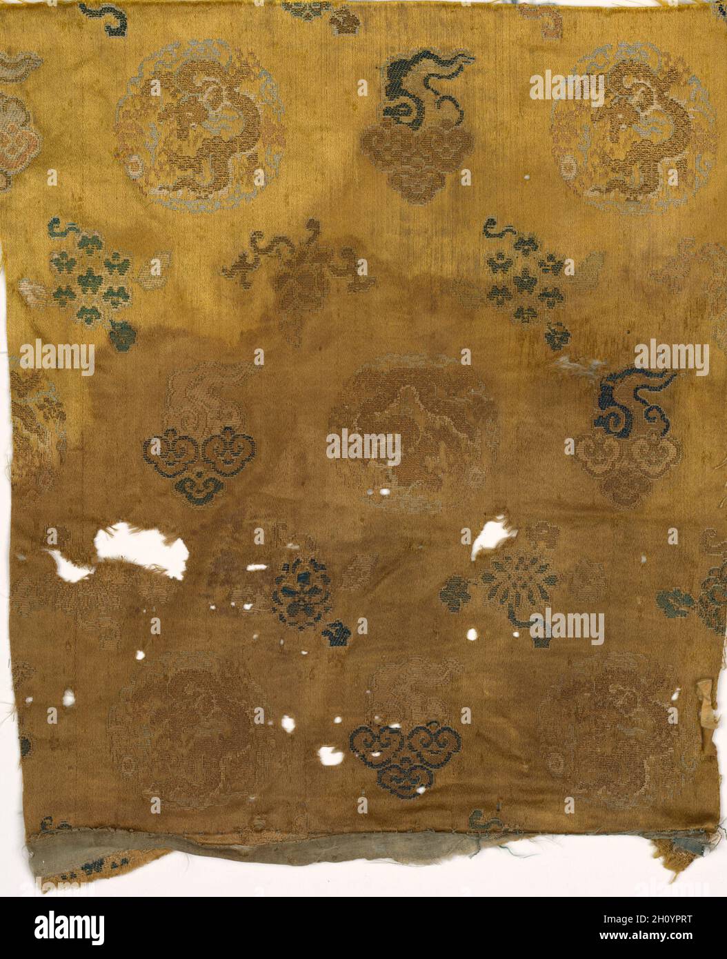 Fragment, 1700. China, 18. Brokatartige Satin, Seide; insgesamt: 26 x 21,5 cm (10 1/4 x 8 7/16 in.). Stockfoto