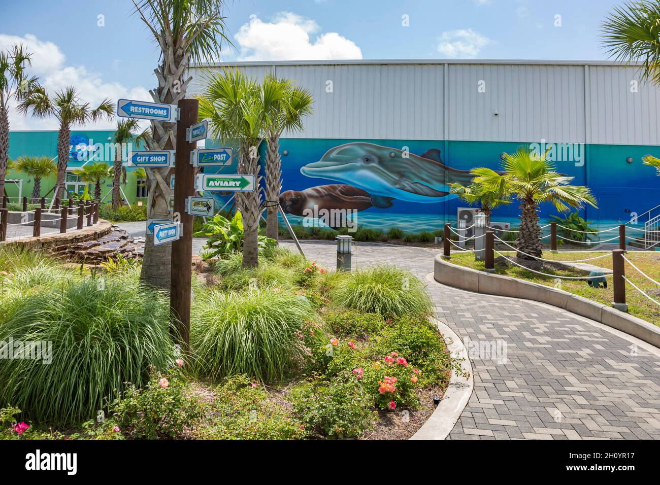 Schild führt Gäste zu verschiedenen Attraktionen im Ocean Adventures Marine Park in Gulfport, Mississippi Stockfoto