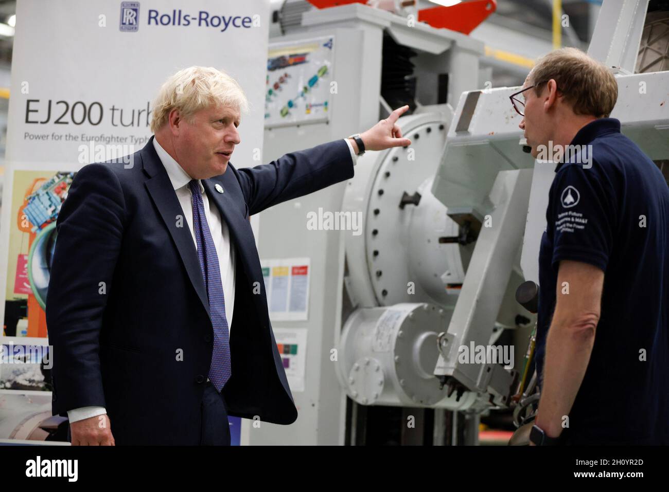 Premierminister Boris Johnson während eines Besuchs im Rolls Royce-Werk in Bristol, während er sich in der Stadt zu einem regionalen Kabinettstreffen begab. Bilddatum: Freitag, 15. Oktober 2021. Stockfoto