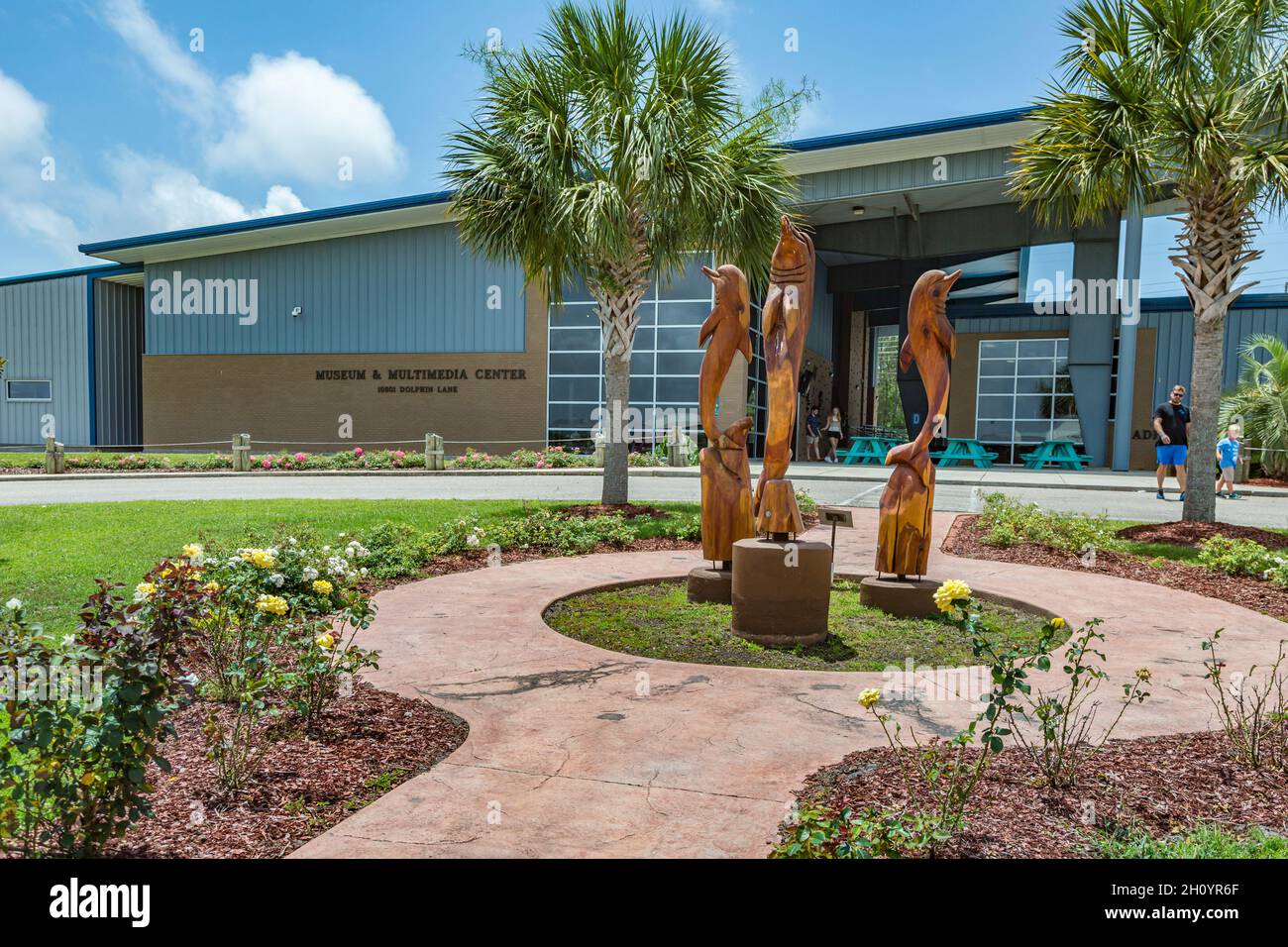 Geschnitzte Holzdelfine vor dem Museum und Multimedia-Zentrum im Ocean Adventures Marine Park in Gulfport, Mississippi Stockfoto