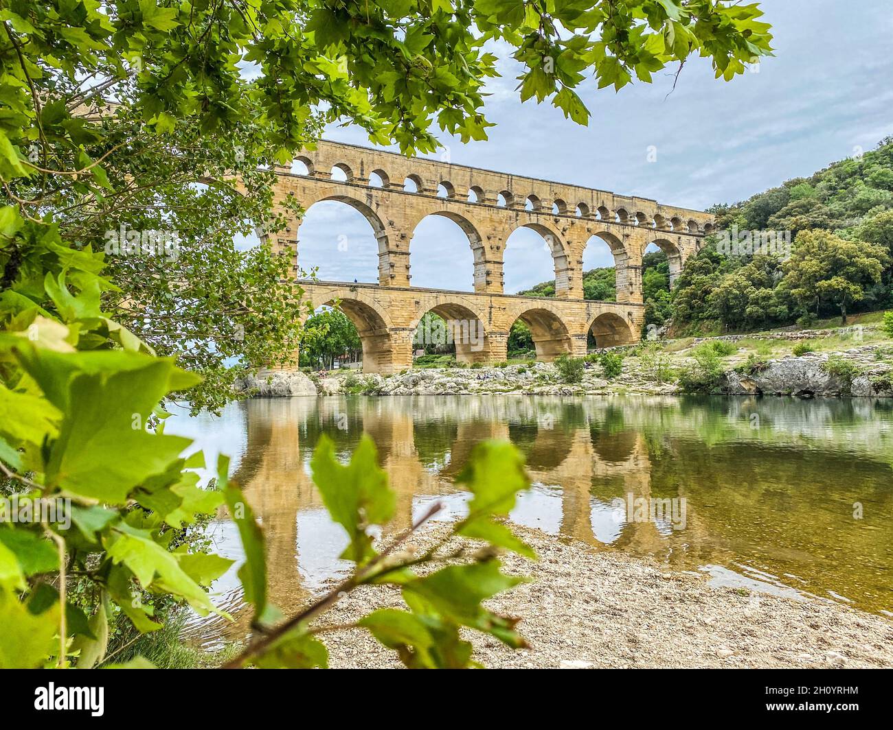 Römisches Aquädukt durch Laub gesehen, Pont-du-Gard, Languedoc-Roussillon Frankreich Stockfoto