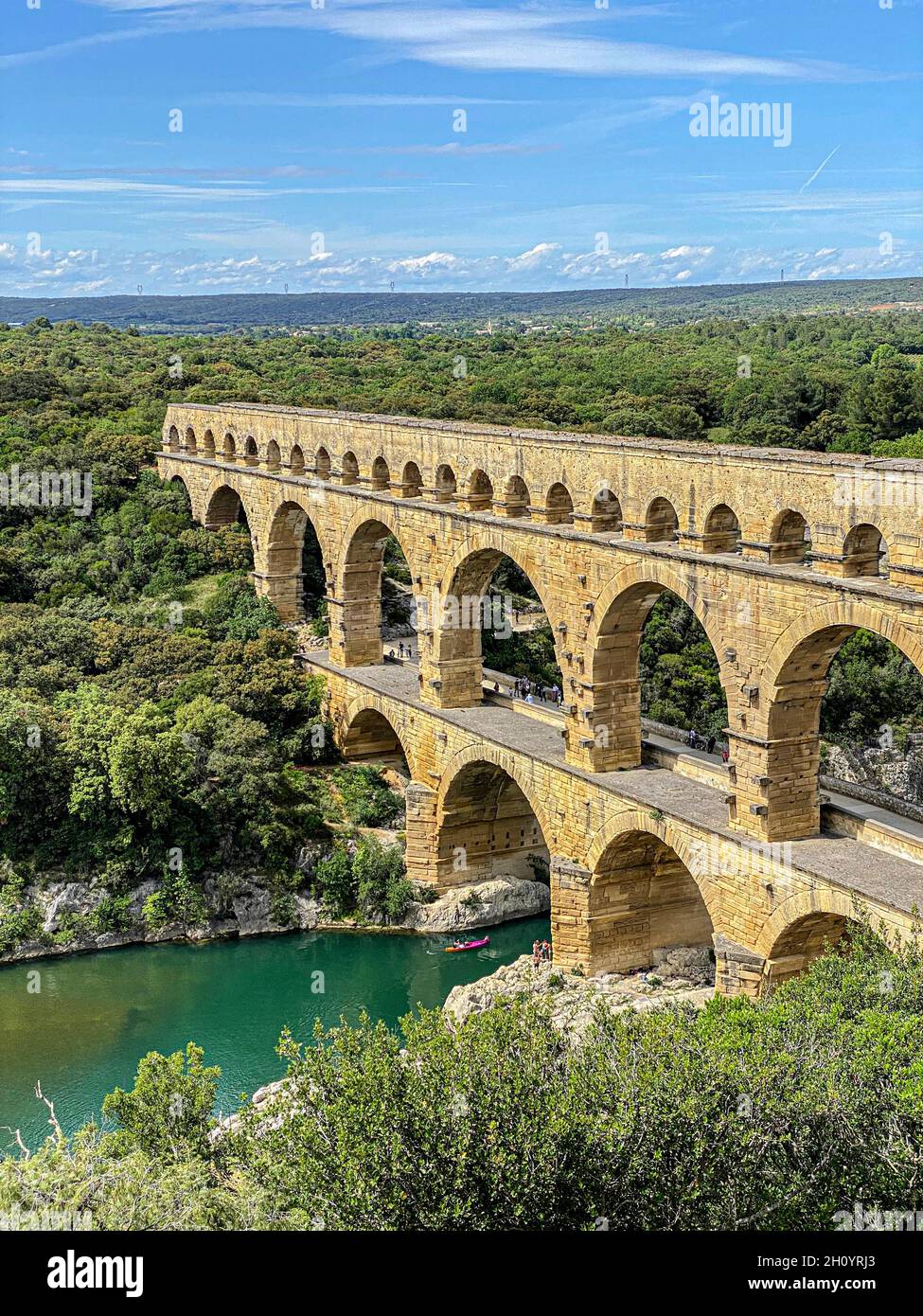 Römisches Aquädukt durch Laub gesehen, Pont-du-Gard, Languedoc-Roussillon Frankreich Stockfoto