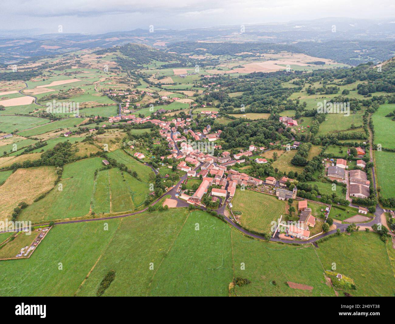 Luftaufnahme auf Olloix, kleines französisches Dorf, Puy-de-Dome, Auvergne-rhone-alpes Stockfoto