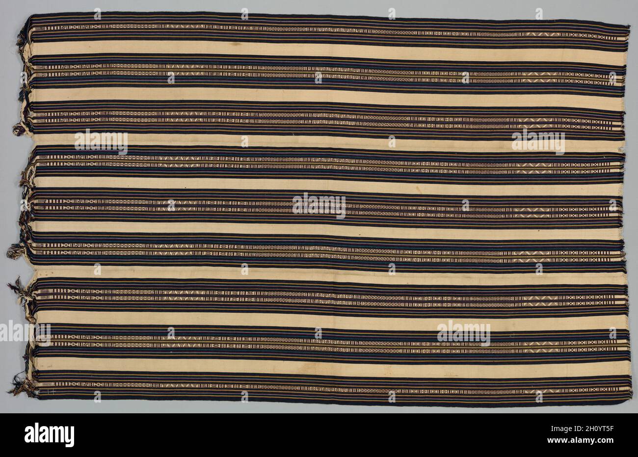 Textile Hanging, Anfang des 20. Jahrhunderts. Tibet, Anfang des 20. Jahrhunderts. Leinwandbindung mit Kettmuster: Wolle und Baumwolle; Durchschnitt: 256.6 x 166.4 cm (101 x 65 1/2 Zoll). Stockfoto