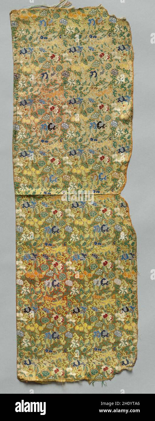 Fragment, 1800. China, Qing-Dynastie (1644-1911). Seide; Damast; insgesamt: 72.5 x 23.5 cm (28 9/16 x 9 1/4 Zoll). Stockfoto