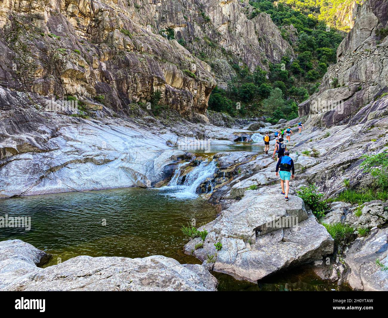 Eine Gruppe von nicht erkennbaren Völkern, die in den Chassezac-Schluchten Canyoning machen Stockfoto