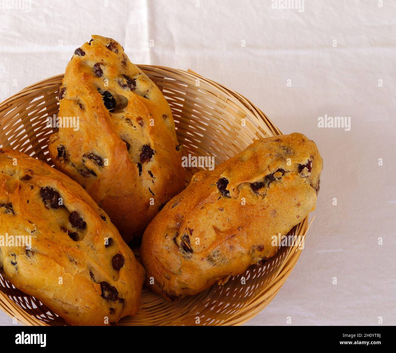 Leckere deutsche süße Brötchen mit Rosinen Stockfoto