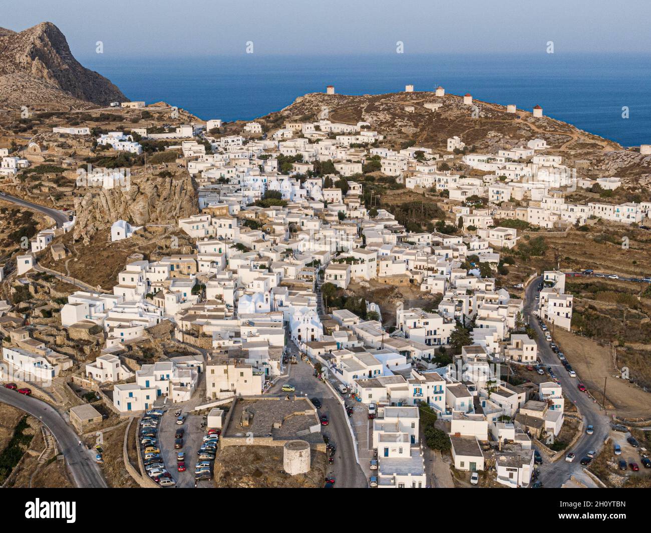 Luftaufnahme des griechischen Dorfes Chora auf der Insel Amorgos, Ägäis, Kykladen Stockfoto