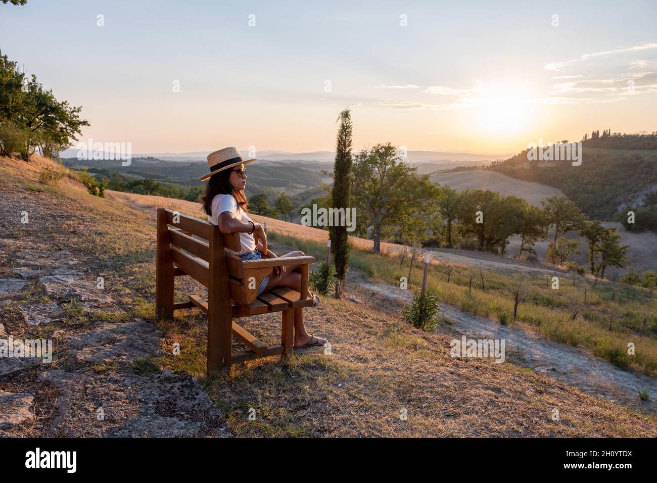Toskana Italien, perfekte Straße Avenue durch Zypressen ideale toskanische Landschaft Italien, Paar Mann und Frau im Urlaub in Toscane Stockfoto