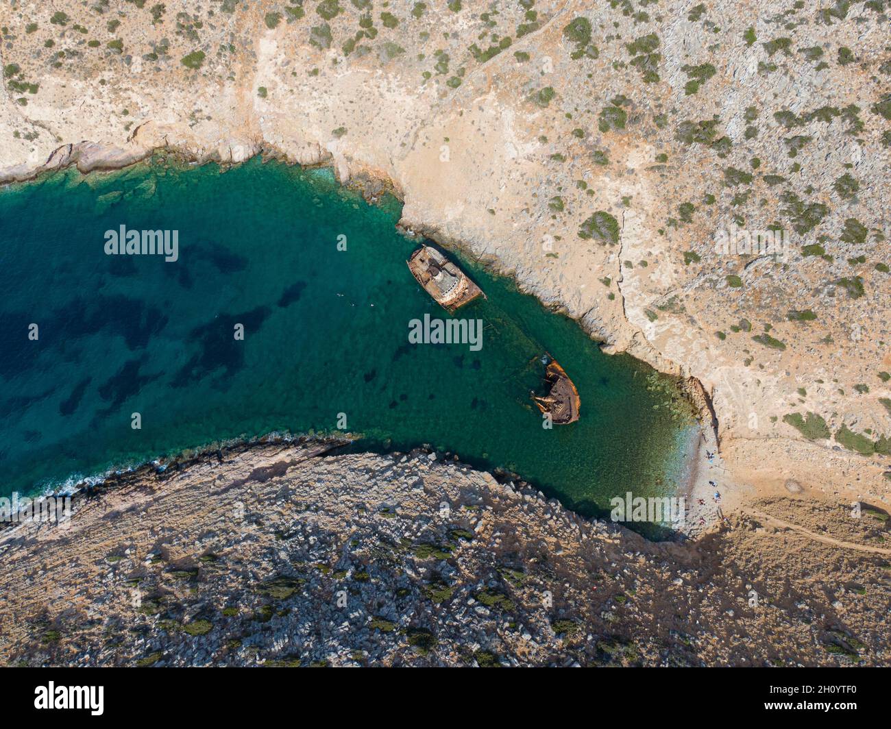 Luftdrohnenaufnahme des Schiffwracks Olympia Boot auf der Insel Amorgos während der Sommerferien, an der Küste felsigen Bereich, Menschen am Strand, Kykladen, Griechenland Stockfoto