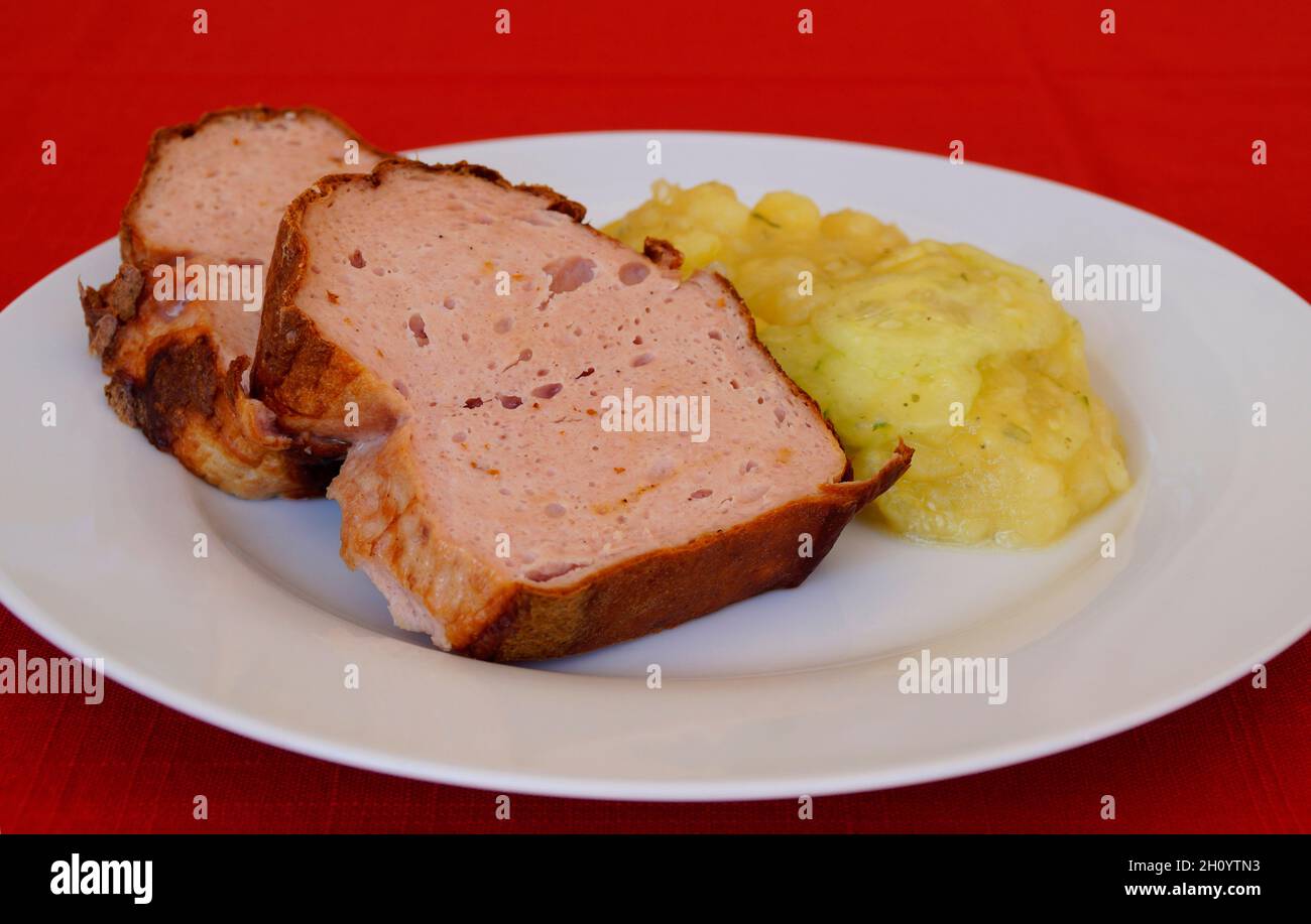 Köstliche traditionelle schwäbische leberkas mit kaltem Kartoffelsalat (eine in Deutschland und Österreich beliebte Fleischsorte) Stockfoto
