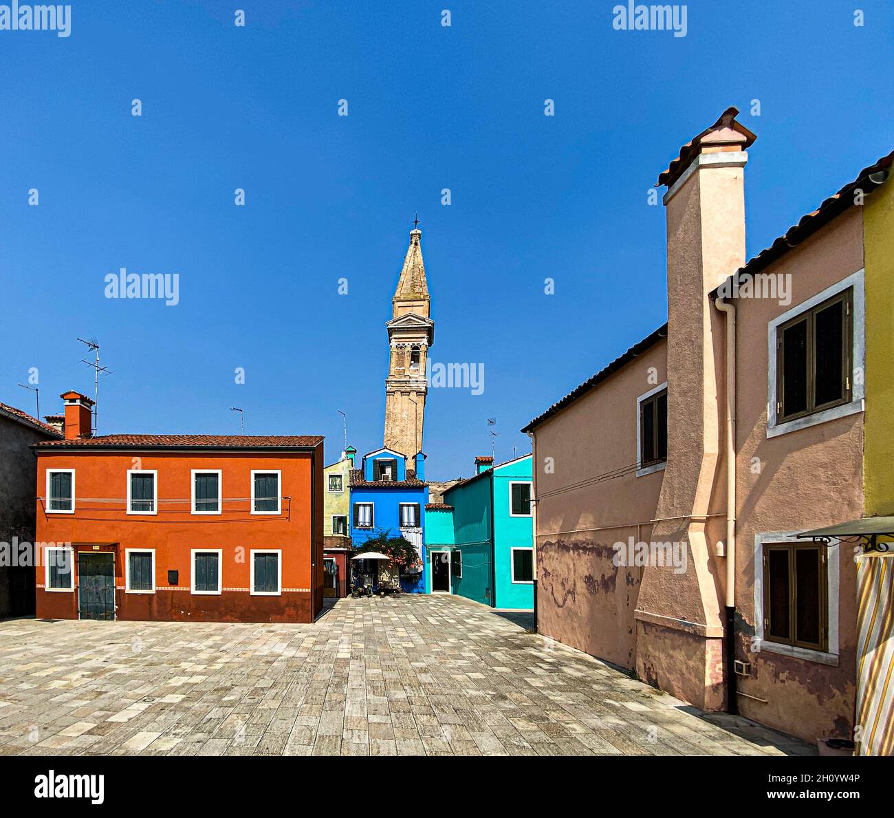 Schiefer Glockenturm der Insel Burano, Venedig, Italien Stockfoto