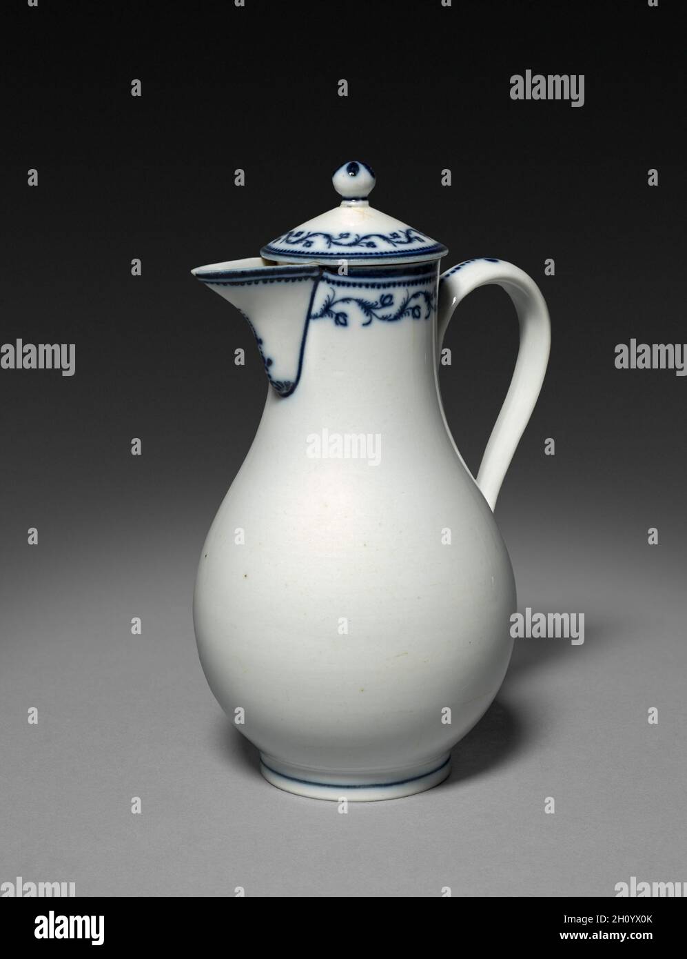 Pitcher, c. 1780. Niderviller Factory (Französisch). Hartporzellan; insgesamt: 21.6 x 14.3 cm (8 1/2 x 5 5/8 Zoll). Stockfoto