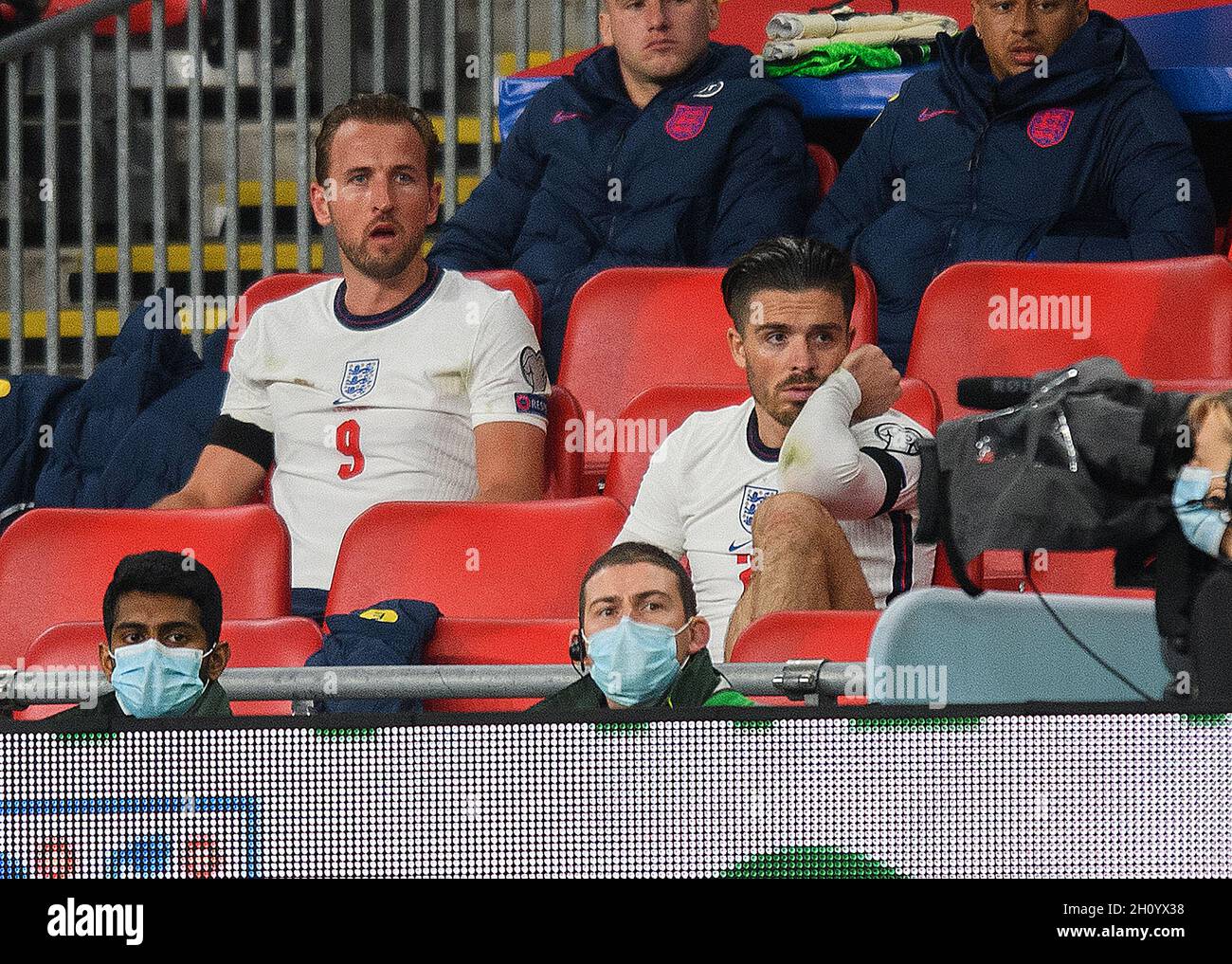 England gegen Ungarn – FIFA Fußball-Weltmeisterschaft 2022 Harry Kane und Jack Grealish sitzen auf der Tribüne, nachdem beide ersetzt wurden. Picture : Mark Pain / Alamy Stockfoto